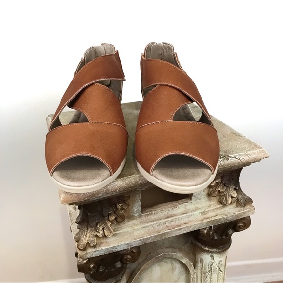 NEW Cloud Footwear Tan Leather Sandals Size 11 - Picture 2 of 7